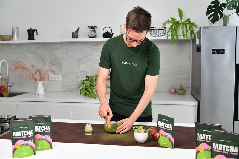 Barva, pena, trenutek: POP Matcha skozi Leica objektiv