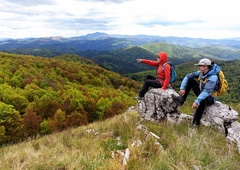 Kjer se pustolovščine nikoli ne končajo: na Postojnskem otroci raziskujejo, starši pa znova odkrijejo svoj pustolovski duh