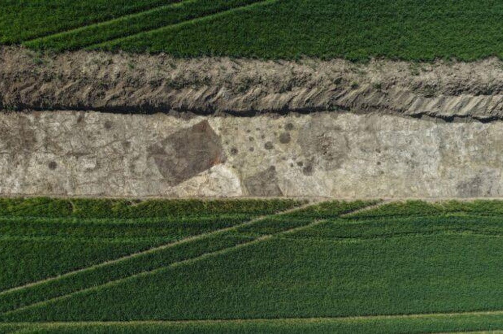 Pred gradnjo daljnovoda razkopali polje in obstali kot vkopani: prihiteli so arheologi in razrešili 600 let dolgo skrivnost (foto: LWL-Archäologie / A. Koch)