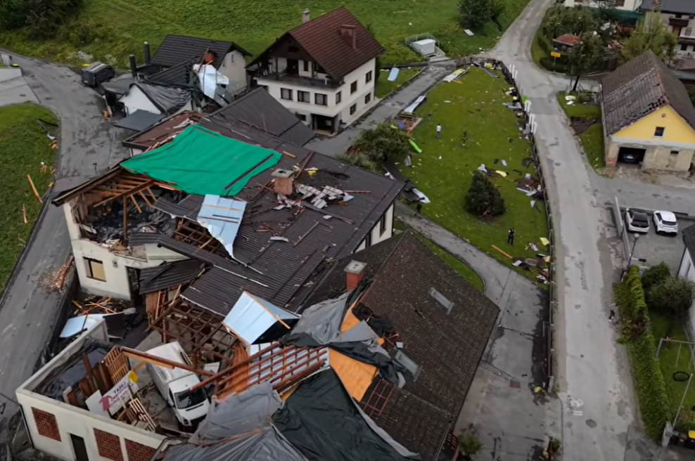 Grozljivi posnetki iz zraka: takšno razdejanje je nočno besnenje vremena naredilo v Komendi (VIDEO) (foto: Facebook/ŽaŽi Andraž/posnetek zaslona)