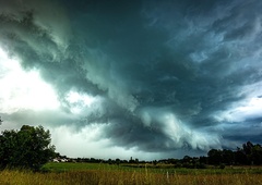 Strele, veter in drastičen padec temperatur: ozračje bo podivjalo!