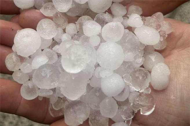 Težave na vzhodu Slovenije: marsikje padala toča, poročajo tudi o poplavah (FOTO)