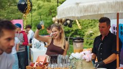 
                                                         (GALERIJA) Utrinki z nepozabne poletne zabave Metropolitan Happy Hour v Švicariji
