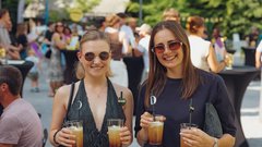 
                                                         (GALERIJA) Utrinki z nepozabne poletne zabave Metropolitan Happy Hour v Švicariji
