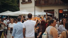 
                                                         (GALERIJA) Utrinki z nepozabne poletne zabave Metropolitan Happy Hour v Švicariji