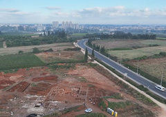 Delavci med gradnjo železniškega tira kopali po zemlji in iznenada okameneli: ven štrlelo nekaj čudnega, na koncu pa so še arheologi popadali na zadnjo plat