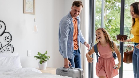 3 ključni nasveti, kako na dopustu čim hitreje rešiti zdravstvene zaplete (primer iz Egipta: »Najprej sin, naslednje jutro še mož«)