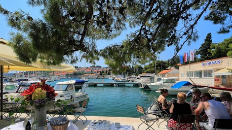 ceska turizem turist hrvaska jadran jadransko morje cene restavracije bari italija primerjava jeza bes