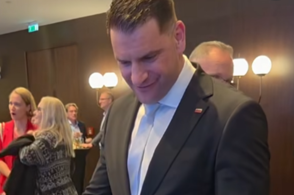 Zoran Stevanović z nenavadno gesto nasmejal splet: nerodno se je smejala celo Katja Kokot (foto: Facebook/Zoran Stevanović/posnetek zaslona)