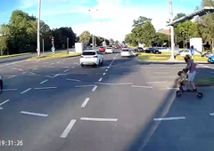 Video: srhljiv trenutek, ko bi voznik električnega skiroja skoraj končal pod tovornjakom
