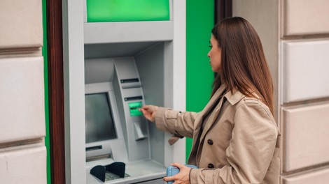 Izognite se skritim stroškom: pri dvigu gotovine na bankomatu morate biti pozorni na tole