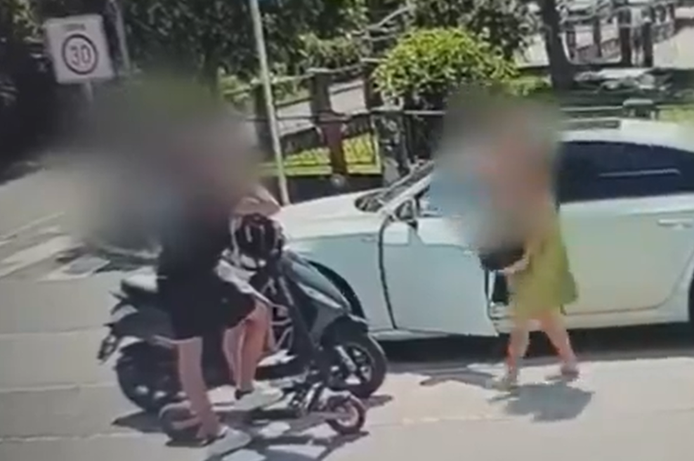 Pretresljivo dogajanje v Domžalah: ženska naj bi najstnika polila z bencinom, njen sin pa prižgal vžigalico (foto: X/pokukaj24/posnetek zaslona)