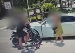 Pretresljivo dogajanje v Domžalah: ženska naj bi najstnika polila z bencinom, njen sin pa prižgal vžigalico