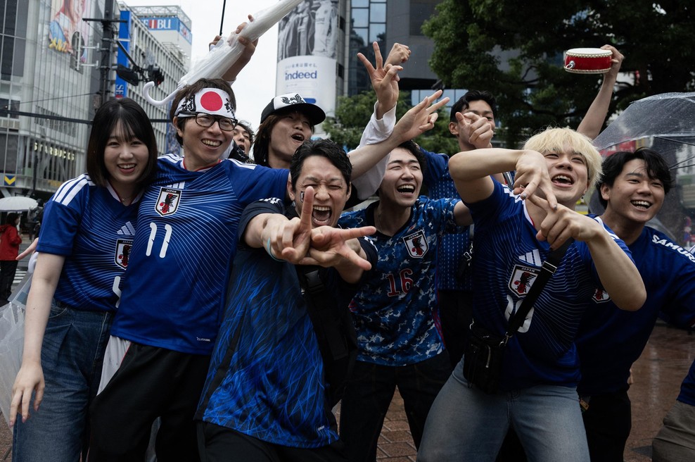 Z vzornimi navadami japonskih navijačev niso zadovoljni vsi: to imajo povedati njihove žene (foto: Profimedia)