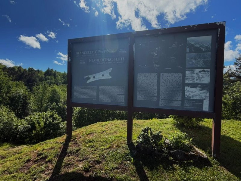 Divje babe arheoloski park informacijska tabla
