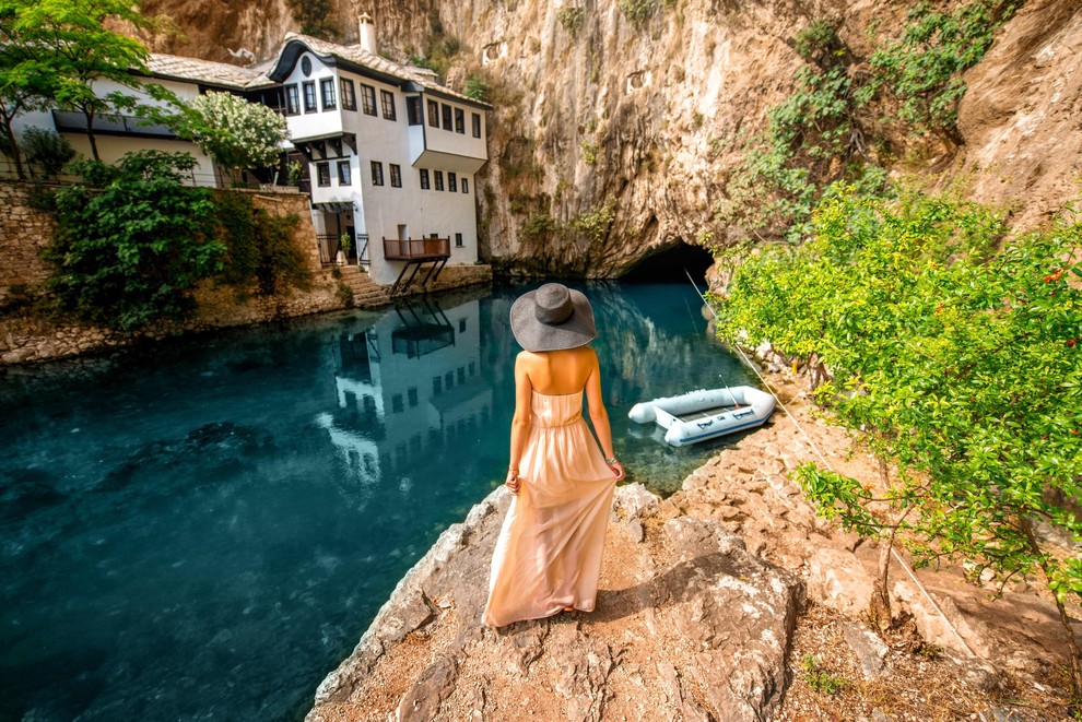 Blagaj v Bosni in Hercegovini Blagaj je mirna vas v bližini Mostarja, še enega premalo cenjenega bisera Bosne in Hercegovine. …