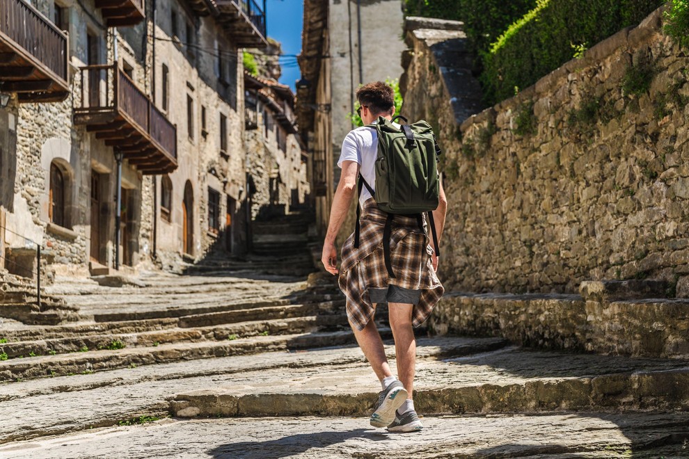 Rupit v Španiji Globoko v katalonskem zaledju, manj kot dve uri vožnje od Barcelone, leži Rupit, pravo pravljično mestece ob …