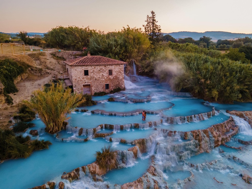 Saturnia v Italiji Saturnia je idilično mestece v Toskani, znano po istoimenskih termalnih izvirih, kjer naravno ogreta modrikasta voda teče …