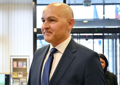 Šolski minister Borut Rončević na dvigu slovenske zastave: ljudi pa je razburila ena podrobnost