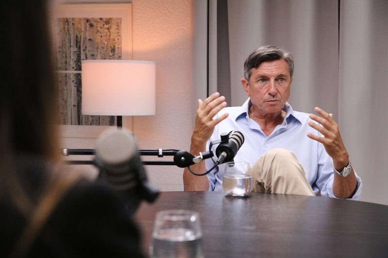 Borut Pahor v novem podkastu Mladim se govori: "Če v stvar verjameš, rini naprej. Samo naprej."
