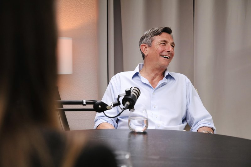 Borut Pahor v novem podkastu Mladim se govori o mladosti, pričakovanjih in vztrajnosti: "Mlada oseba ima dolžnost, da pobegne iz udobja"