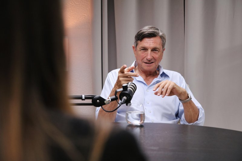 Borut Pahor v novem podkastu Mladim se govori: "Če v stvar verjameš, rini naprej. Samo naprej."