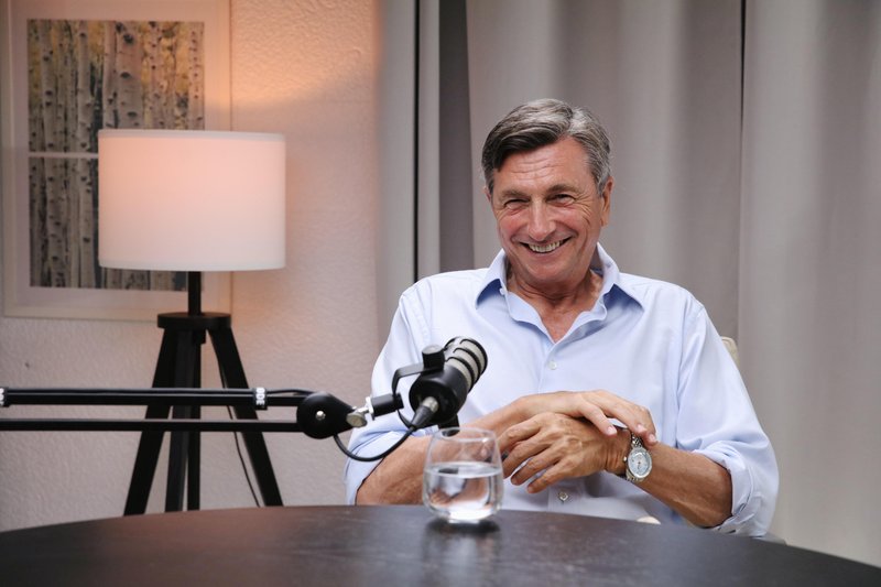 Borut Pahor v novem podkastu Mladim se govori o mladosti, pričakovanjih in vztrajnosti: "Mlada oseba ima dolžnost, da pobegne iz udobja"