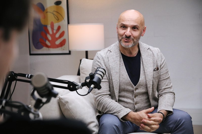 Branko Čakarmiš v podkastu Neobremenjeno: “Bolj me skrbi za našo naravno inteligenco kot za umetno”