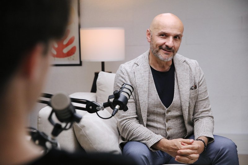 Branko Čakarmiš v podkastu Neobremenjeno: “Bolj me skrbi za našo naravno inteligenco kot za umetno”