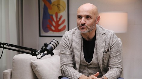 Branko Čakarmiš v podkastu Neobremenjeno: “Bolj me skrbi za našo naravno inteligenco kot za umetno”