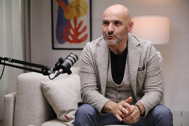 Branko Čakarmiš v podkastu Neobremenjeno: “Bolj me skrbi za našo naravno inteligenco kot za umetno”