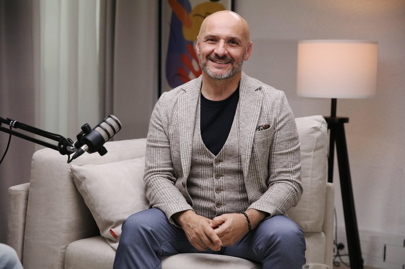 Branko Čakarmiš v podkastu Neobremenjeno: “Bolj me skrbi za našo naravno inteligenco kot za umetno”