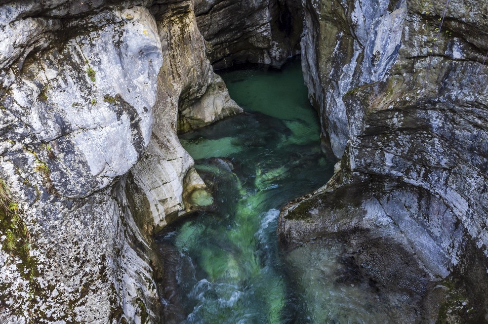 Tragična nedelja: skok v Sočo usoden za 56-letnega Avstrijca, oživljanje na obrežju žal neuspešno! (foto: Profimedia)