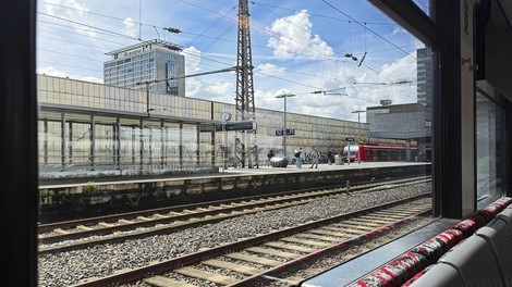 Železniški promet čez noč obstal, potniki ujeti na postajah