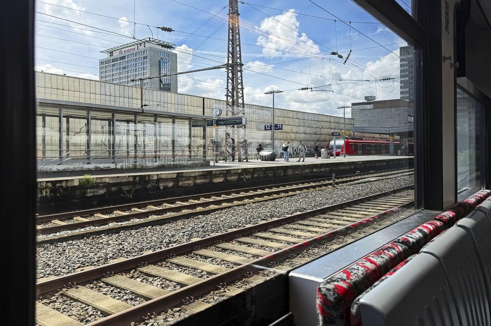 Železniški promet čez noč obstal, potniki ujeti na postajah (foto: Profimedia)