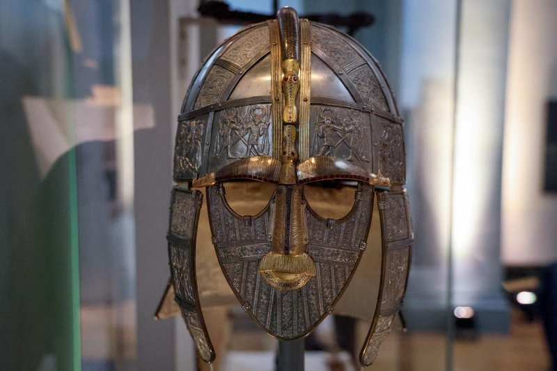 Sutton Hoo anglija celada zgodovina arheologija najdba preteklost odkritje skrivnost odgovori