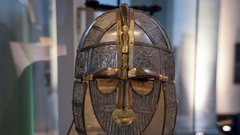 Sutton Hoo anglija celada zgodovina arheologija najdba preteklost odkritje skrivnost odgovori