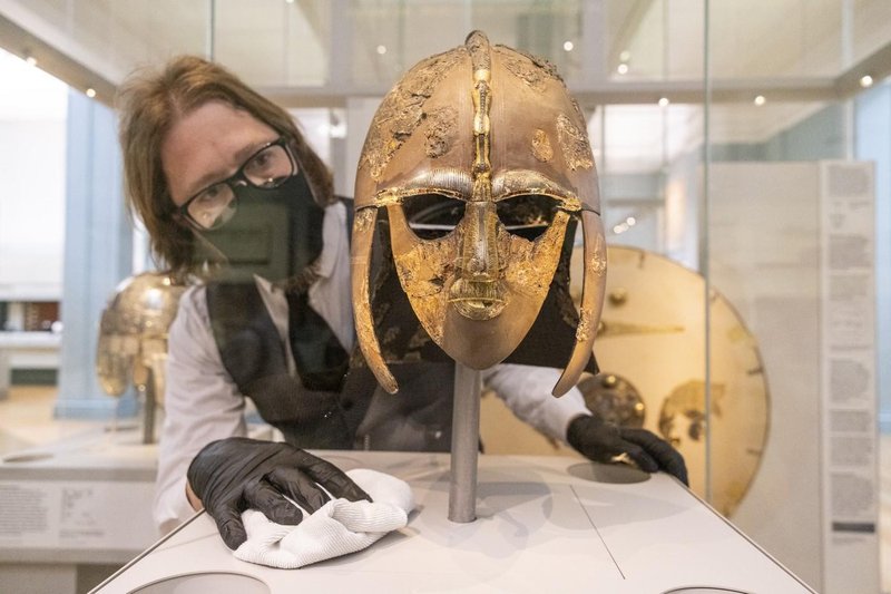 Sutton Hoo anglija celada zgodovina arheologija najdba preteklost odkritje skrivnost odgovori