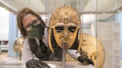 Sutton Hoo anglija celada zgodovina arheologija najdba preteklost odkritje skrivnost odgovori
