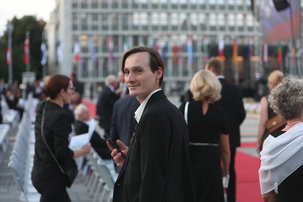 Na proslavi so se zbrali številni predstavniki političnega vrha. Med udeleženci so bili ministri Franci Matoz, Anže Logar, Jernej Vrtovec, …
