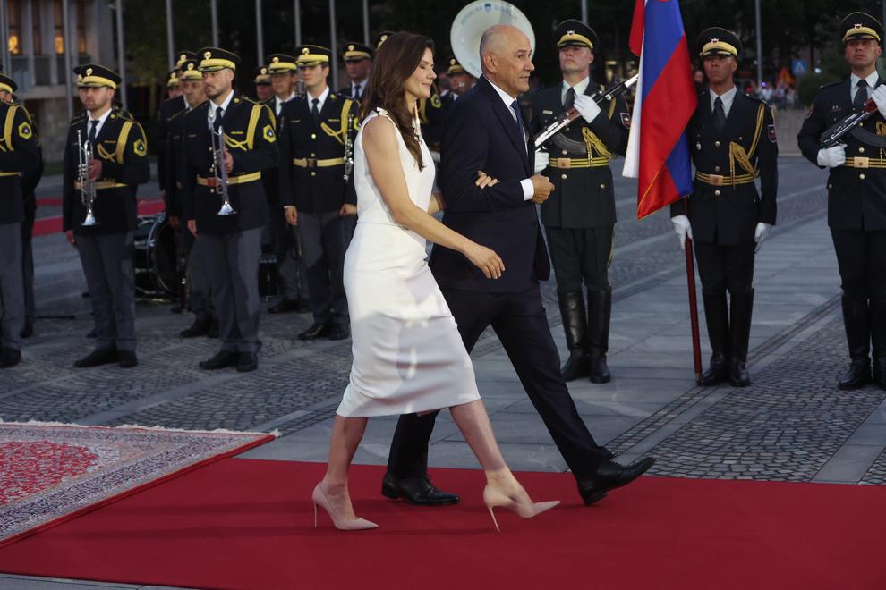 Drugi slavnostni govorec, predsednik vlade Janez Janša, je na proslavi poudaril, da Slovenija nikoli ni bila poražena. "Nikoli ni bila …