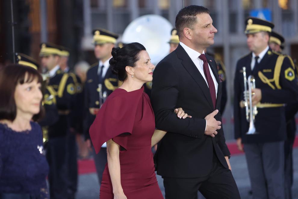 Pred začetkom osrednje državne proslave je bila organizirana slavnostna seja državnega zbora, na kateri je spregovoril predsednik Državnega zbora Zoran …