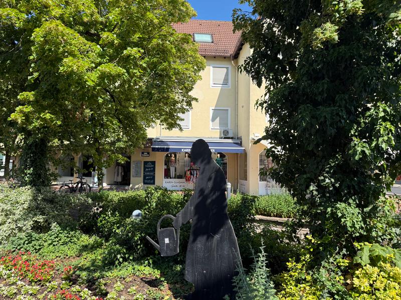 Obiskali smo eno najbolj zdravih evropskih mest, kjer ljudje brez zadržkov capljajo po vodnjakih kot štorklje (FOTO)
