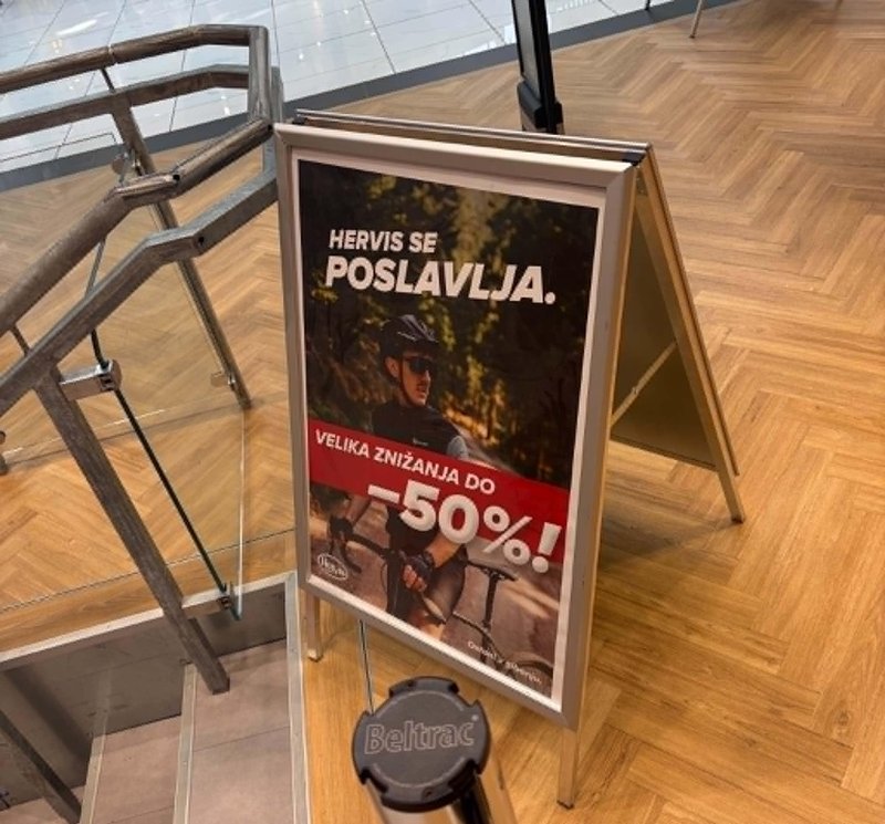 Nekoč priljubljena trgovina se dokončno zapira: kupci hitijo na razprodaje, poslovalnice pokajo po šivih (FOTO)