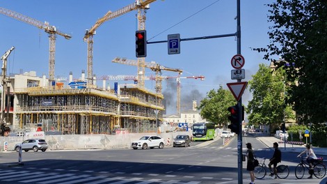 Drama v centru Ljubljane: zagorelo na železniški postaji, prihiteli so gasilci