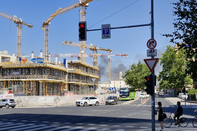 Drama v centru Ljubljane: zagorelo na železniški postaji, prihiteli so gasilci