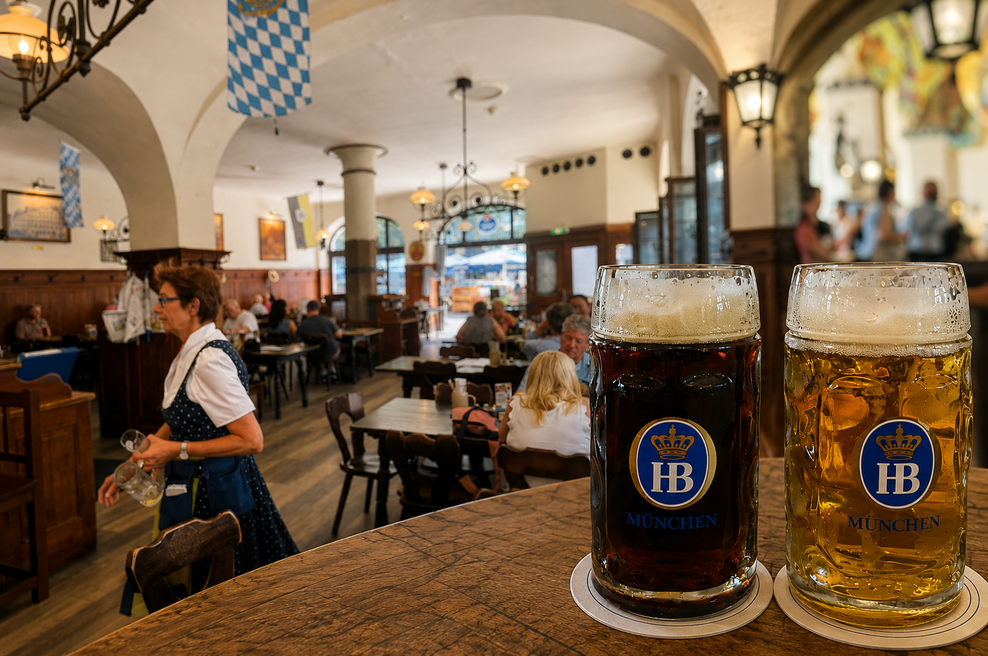 V najbolj znameniti münchenski pivnici smo preverili, koliko stane vrček piva — in doživeli presenečenje! (foto: Ma.Po./AI/fotomontaža)