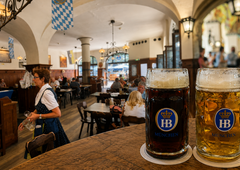 V najbolj znameniti münchenski pivnici smo preverili, koliko stane vrček piva — in doživeli presenečenje!