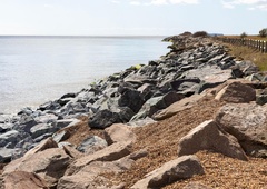 11-letnik z družino hodil po plaži, pobral 'kamen' in obnemel od šoka: še arheologi popadali na zadnjo plat, ko so videli, kaj drži v rokah