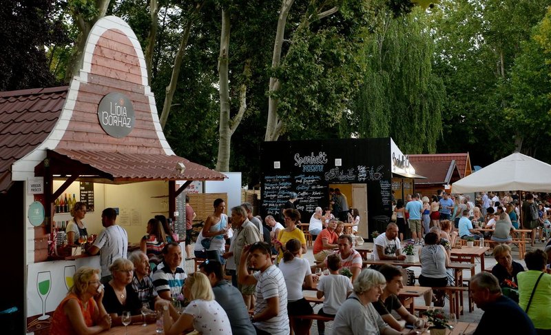Balaton Blatno jezero promenada vinski festival